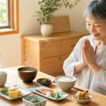 朝の光が差し込む窓辺のテーブルに置かれた、温かい白湯と健康的な和朝食